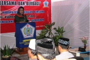 Bupati Kuningan, Hj Utje CH Suganda saat memberikan sambutan sebelum memberikan santunan kepada anak yatim.